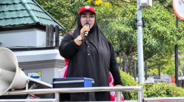 Foto: Ketua TRC PPA Kaltim, Rina Zainun, saat sedang orasi di Depan Kantor Gubernur Kaltim.