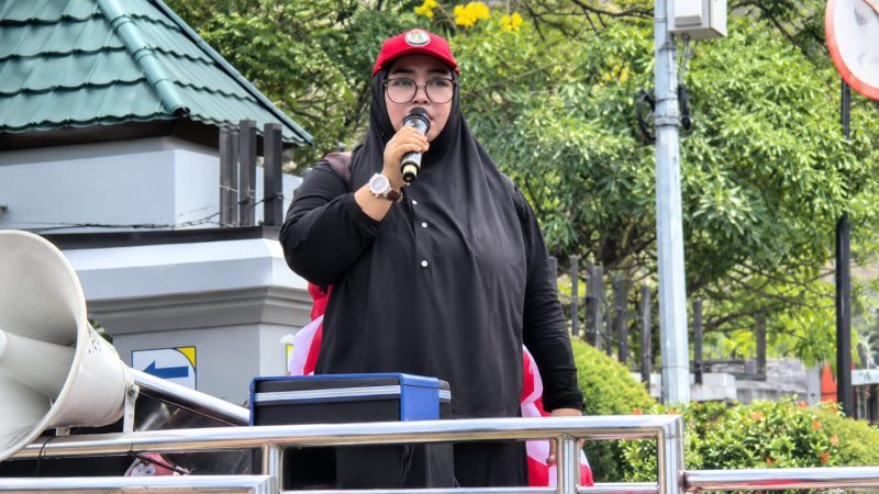 Foto: Ketua TRC PPA Kaltim, Rina Zainun, saat sedang orasi di Depan Kantor Gubernur Kaltim.
