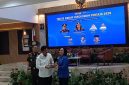Foto: Sekda Kukar, Sunggono bersama Kepala Kejati Kaltim, Chatarina Muliana saat memberikan plakat.