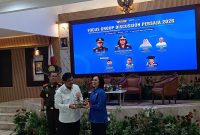 Foto: Sekda Kukar, Sunggono bersama Kepala Kejati Kaltim, Chatarina Muliana saat memberikan plakat.