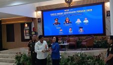 Foto: Sekda Kukar, Sunggono bersama Kepala Kejati Kaltim, Chatarina Muliana saat memberikan plakat.