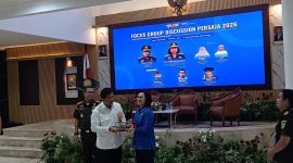 Foto: Sekda Kukar, Sunggono bersama Kepala Kejati Kaltim, Chatarina Muliana saat memberikan plakat.