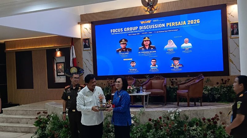 Foto: Sekda Kukar, Sunggono bersama Kepala Kejati Kaltim, Chatarina Muliana saat memberikan plakat.