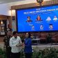 Foto: Sekda Kukar, Sunggono bersama Kepala Kejati Kaltim, Chatarina Muliana saat memberikan plakat.