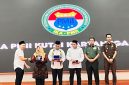 Foto: Asisten I Sekretariat Kabupaten Kutai Kartanegara, Akhmad Taufik Hidayat saat menerima cendera mata pada pelantikan IKA PMII Kukar di Pendopo Bupati.