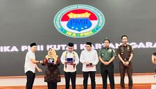 Foto: Asisten I Sekretariat Kabupaten Kutai Kartanegara, Akhmad Taufik Hidayat saat menerima cendera mata pada pelantikan IKA PMII Kukar di Pendopo Bupati.