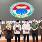 Foto: Asisten I Sekretariat Kabupaten Kutai Kartanegara, Akhmad Taufik Hidayat saat menerima cendera mata pada pelantikan IKA PMII Kukar di Pendopo Bupati.