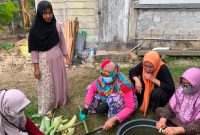 Foto: Gotong royong dalam hal pengelolaan sampah mandiri.