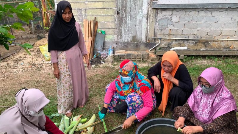Foto: Gotong royong dalam hal pengelolaan sampah mandiri.