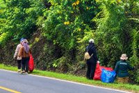 Foto: Salah satu kegiatan Jumat Bersih yang dilaksanakan Dinas Lingkungan Hidup Kabupaten Penajam Paser Utara. (Ist)