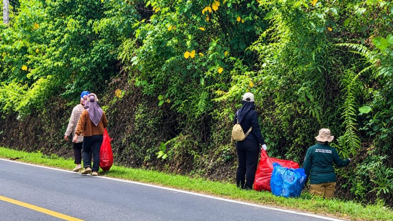 Foto: Salah satu kegiatan Jumat Bersih yang dilaksanakan Dinas Lingkungan Hidup Kabupaten Penajam Paser Utara. (Ist)