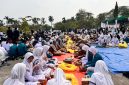 Foto: Beseprah atau makan bersama-sama usai upacara peringatan Hari Santri 2026 di Kompleks Kantor Bupati Kukar.