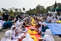 Foto: Beseprah atau makan bersama-sama usai upacara peringatan Hari Santri 2026 di Kompleks Kantor Bupati Kukar.