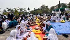 Foto: Beseprah atau makan bersama-sama usai upacara peringatan Hari Santri 2026 di Kompleks Kantor Bupati Kukar.