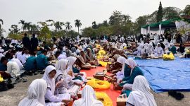 Foto: Beseprah atau makan bersama-sama usai upacara peringatan Hari Santri 2026 di Kompleks Kantor Bupati Kukar.