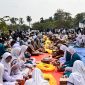 Foto: Beseprah atau makan bersama-sama usai upacara peringatan Hari Santri 2026 di Kompleks Kantor Bupati Kukar.