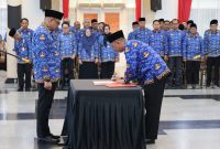 Foto: Bupati Kukar, Aulia Rahman Basri lantik 11 pejabat administrator dan pengawas Pemkab Kukar di Pendopo Odah Etam, Tenggarong..
