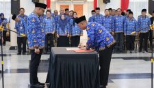 Foto: Bupati Kukar, Aulia Rahman Basri lantik 11 pejabat administrator dan pengawas Pemkab Kukar di Pendopo Odah Etam, Tenggarong..