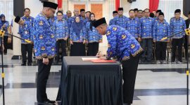 Foto: Bupati Kukar, Aulia Rahman Basri lantik 11 pejabat administrator dan pengawas Pemkab Kukar di Pendopo Odah Etam, Tenggarong..