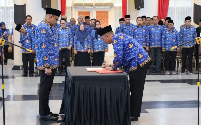 Foto: Bupati Kukar, Aulia Rahman Basri lantik 11 pejabat administrator dan pengawas Pemkab Kukar di Pendopo Odah Etam, Tenggarong..