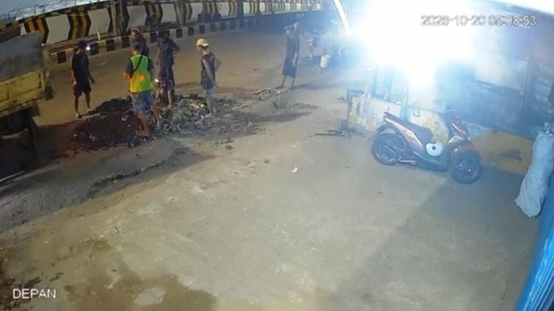 Keterangan foto: Rekaman CCTV memperlihatkan sejumlah orang yang diduga berkaitan dengan aktivitas pencurian kabel bawah tanah di Samarinda. (Ist)