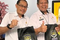 Foto: Asisten II Setkab Kukar Muhammad Iriyanto bersama Kepala DPMPTSP Kukar, Alfian Noor