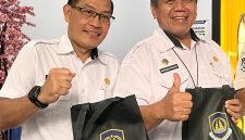 Foto: Asisten II Setkab Kukar Muhammad Iriyanto bersama Kepala DPMPTSP Kukar, Alfian Noor