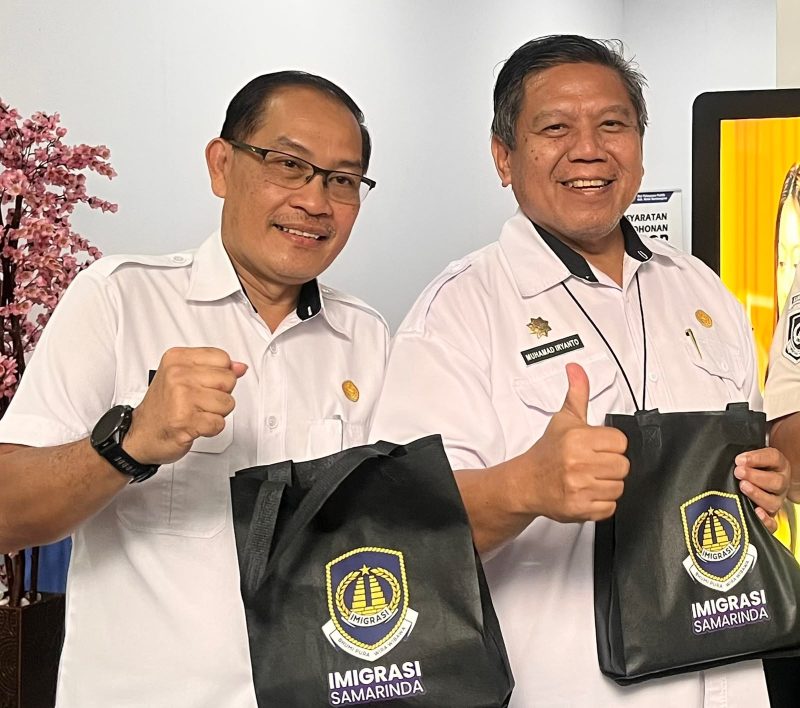 Foto: Asisten II Setkab Kukar Muhammad Iriyanto bersama Kepala DPMPTSP Kukar, Alfian Noor
