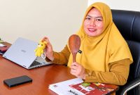 Foto: Kepala Bidang Perindustrian KUKM Perindag PPU, Yuli Setiyowati dan produk olahan kayu lokal PPU.