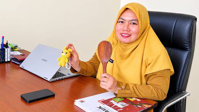 Foto: Kepala Bidang Perindustrian KUKM Perindag PPU, Yuli Setiyowati dan produk olahan kayu lokal PPU.